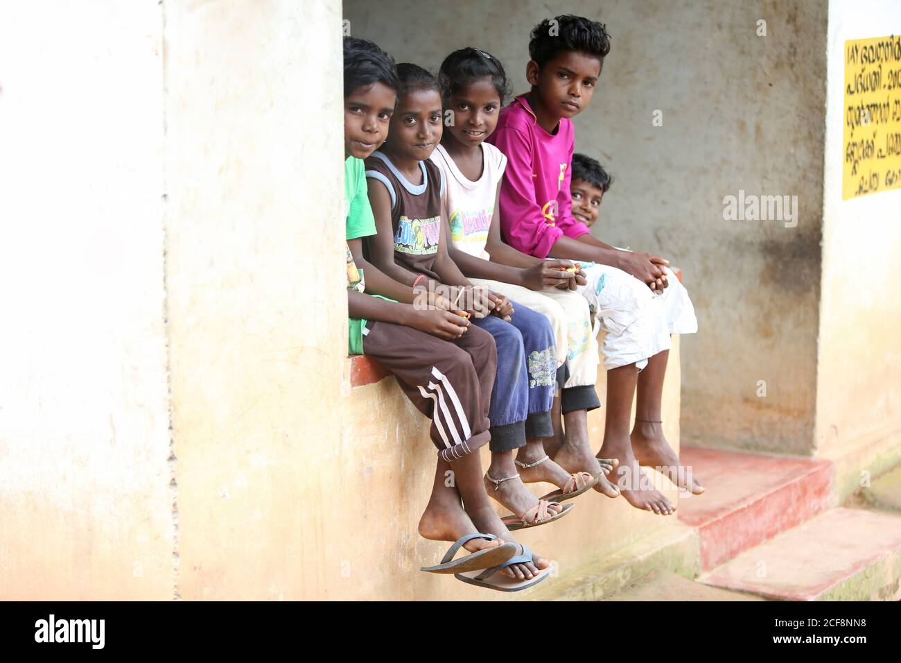 PANIYAN STAMM -Tribal Kinder Blick auf Kamera, Chulliyod Dorf, Kottayil, Kerala, Indien Stockfoto