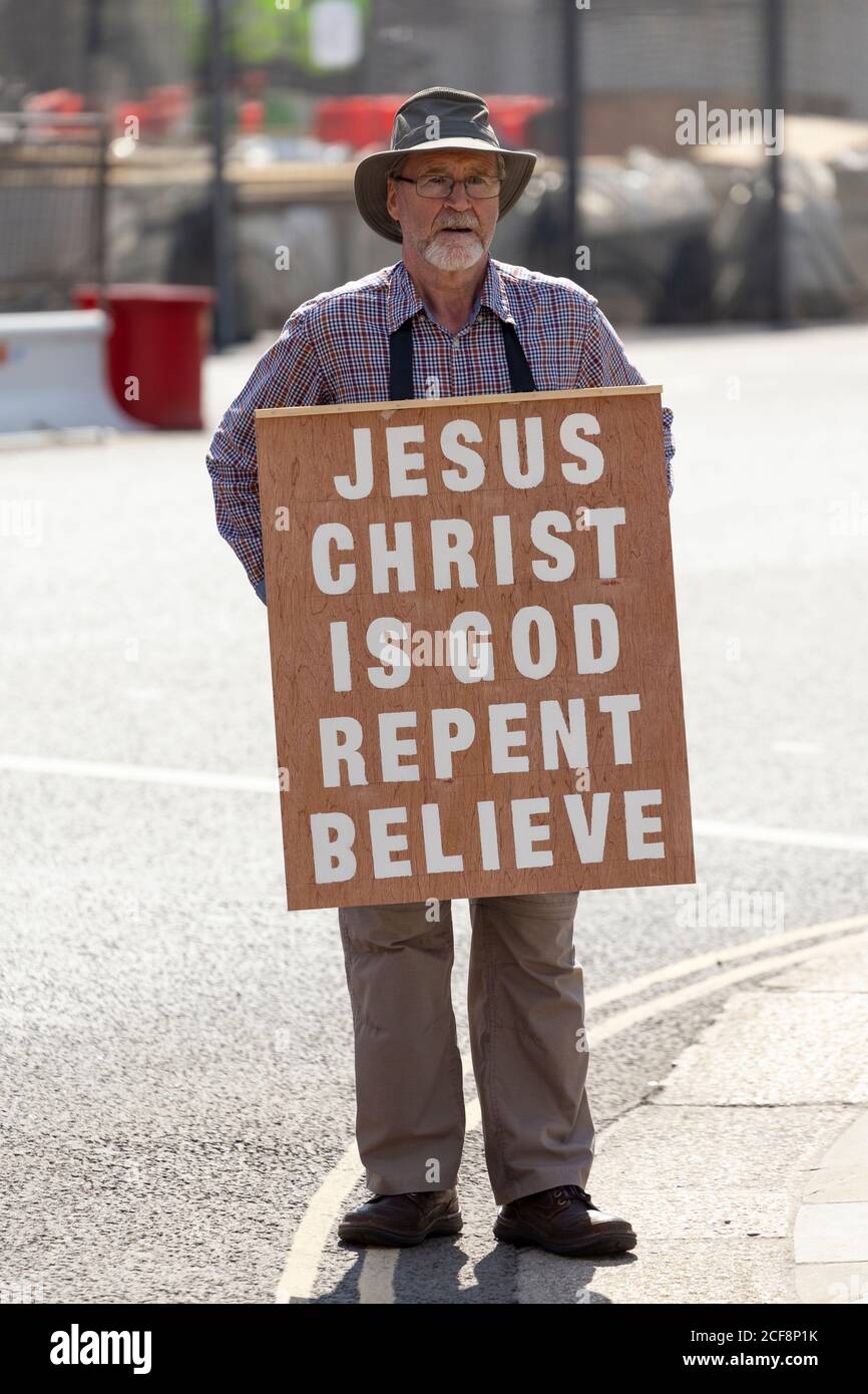 Ein Evangelist hält ein Zeichen für eine Extinction Rebellion Demonstration, Parliament Square, London, 1. September 2020 Stockfoto