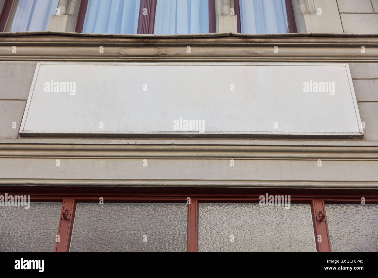 Retro Company Sign Mock-up-Vorlage auf Gebäude für Werbung Stockfoto