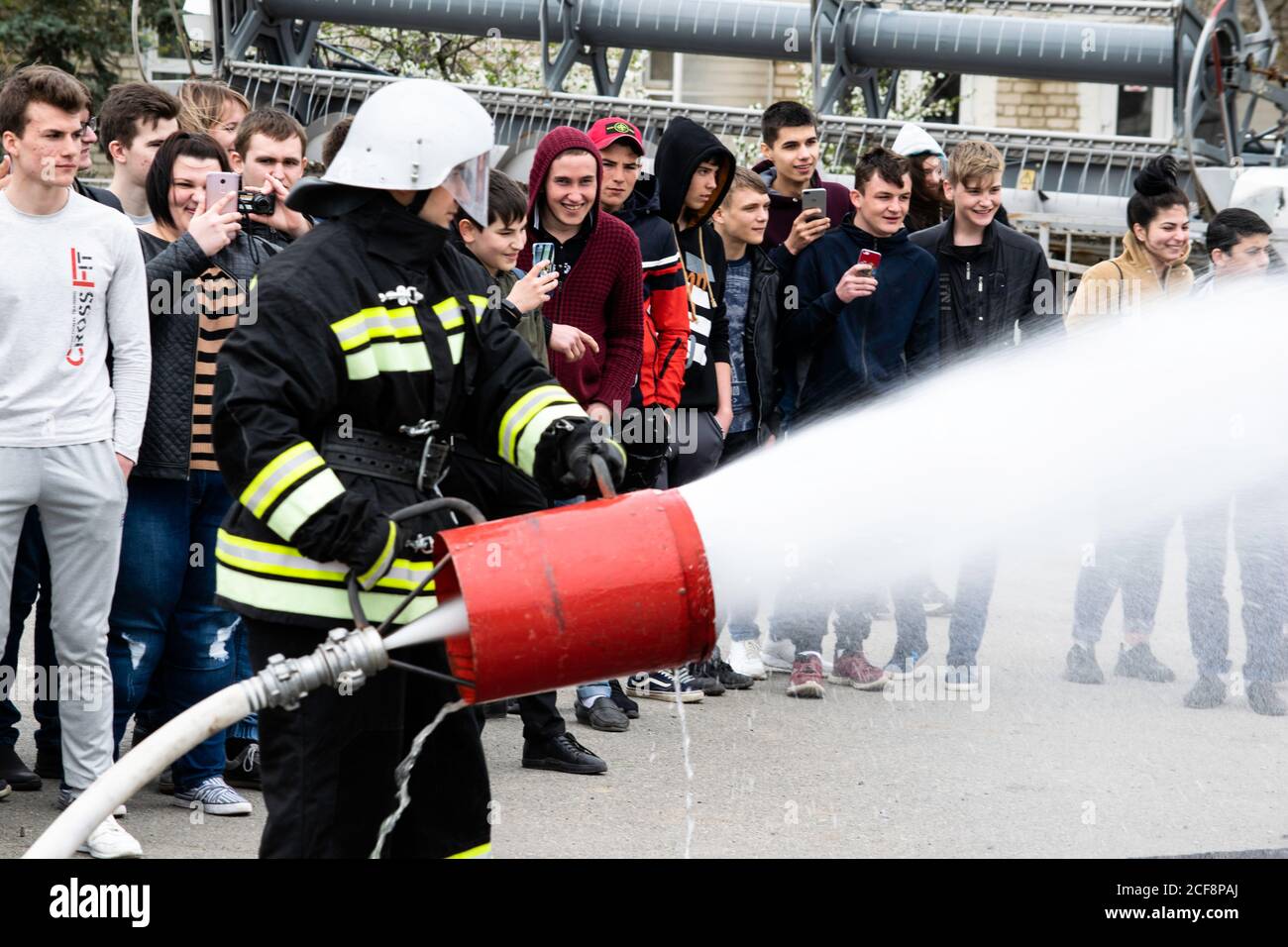 04 24 2019. Divnoye, Stawropol-Territorium, Russland. Vorführungen von Rettungskräften und Feuerwehrleuten der örtlichen Feuerwehr in der agrotechnischen Schule Stockfoto
