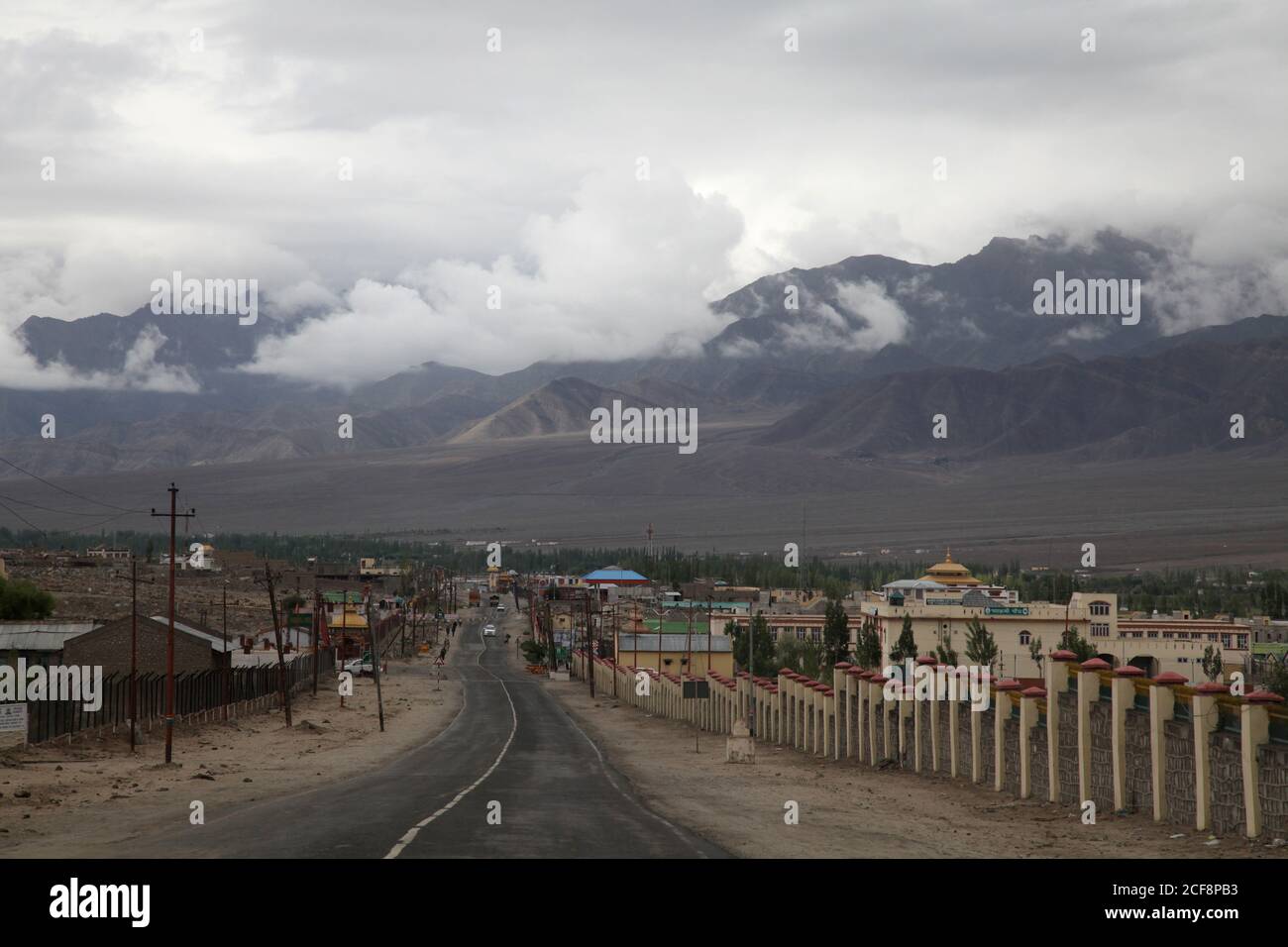Leh, Ladakh Landschaft mit Straße und Berg Hintergrund, Jammu und Kaschmir Stockfoto