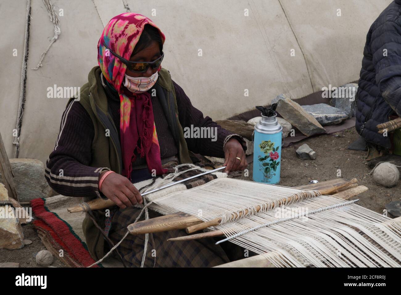 Alte Frau, die Yak-Wollteppich macht, Jammu und Kaschmir, Indien Stockfoto