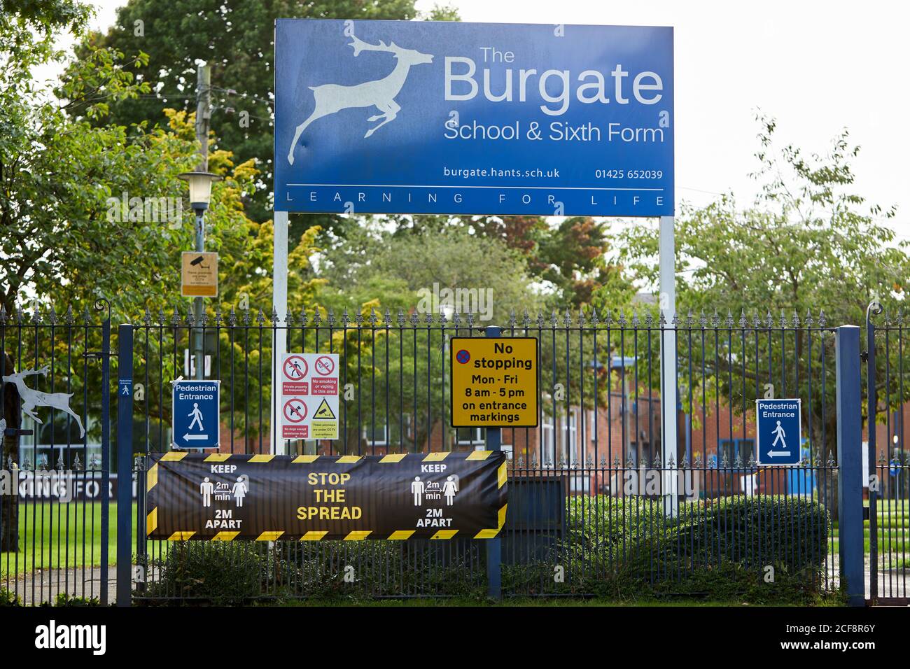 Fordingbridge, Großbritannien. - 22. August 2020: Ein Banner, das vor einer High School aufgestellt wurde, fordert die Menschen auf, die Ausbreitung nach der Rückkehr der Schüler für eine neue Amtszeit nach der COVID-19-Pandemie zu stoppen. Stockfoto