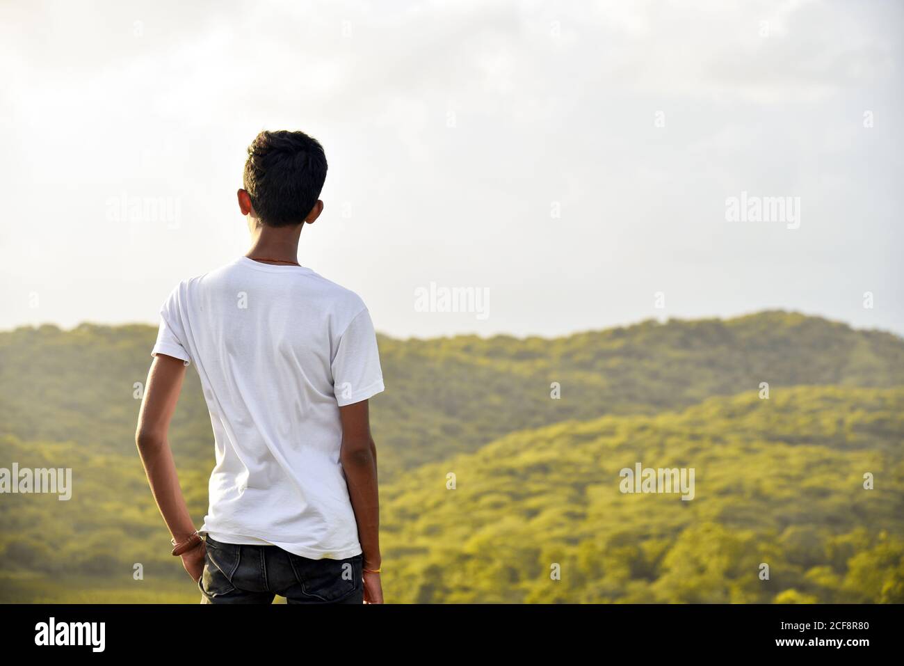 Mann, der auf dem Berg steht. Wunderschöne Landschaft. Stockfoto