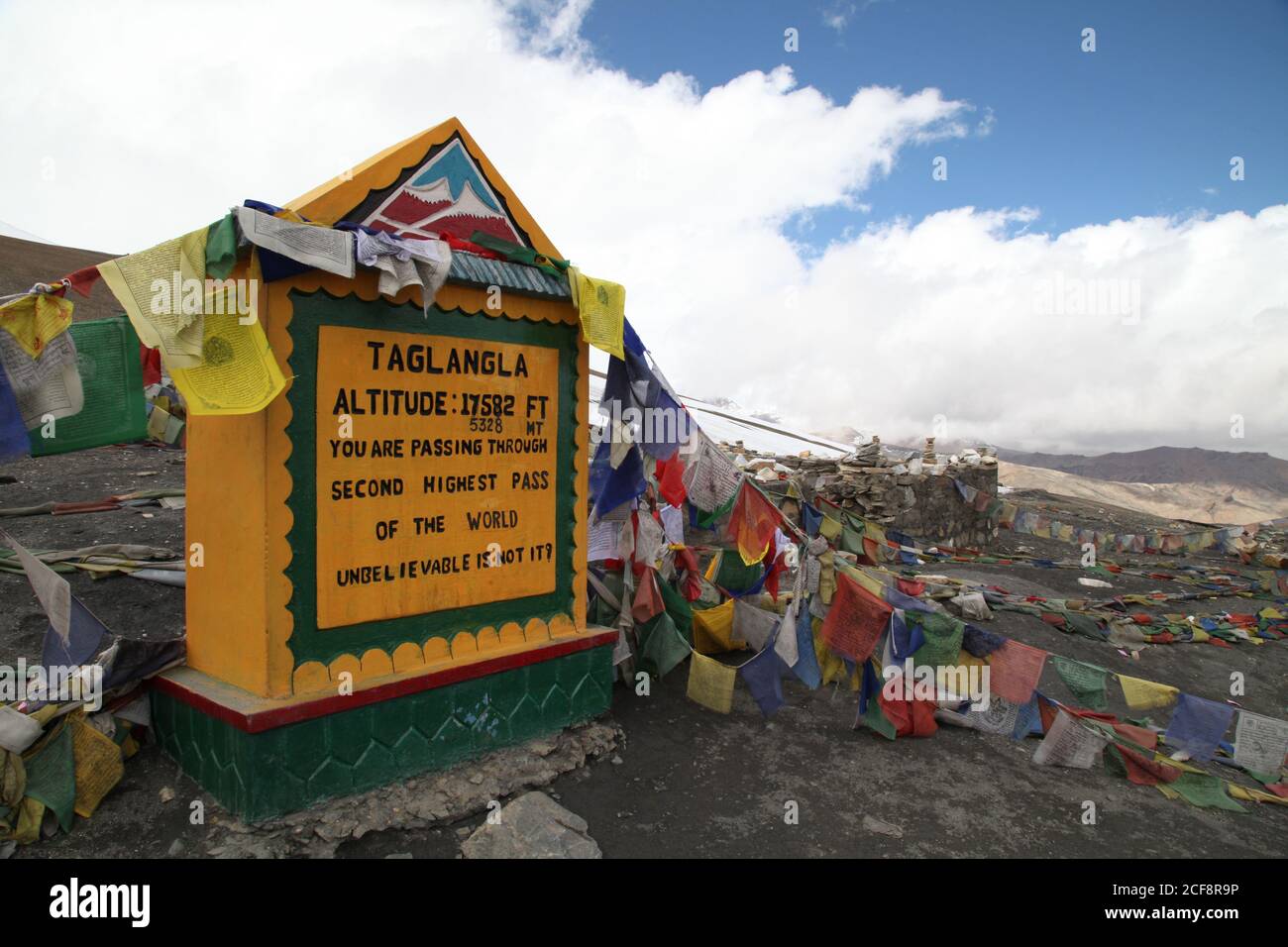 Taglanglas Meilenstein, zweithöchster Pass der Welt, Leh, Ladakh, Jammu und Kaschmir, Indien Stockfoto