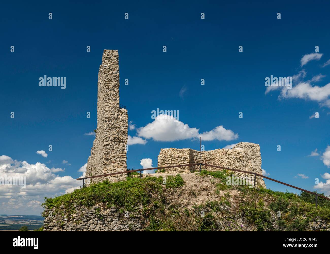 Ruinen von Starojicinsky hrad, mittelalterliche Burg auf einem Hügel über dem Dorf Stary Jicin, Mährisch-Schlesische Region, Mähren, Tschechische Republik Stockfoto