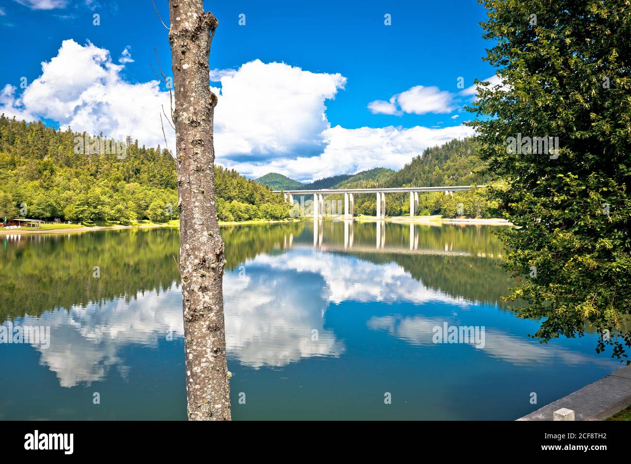 Idyllischer Bajer Bergsee und Autobahn A6 Viadukt Blick, Gorski Kotar Region von Kroatien Stockfoto