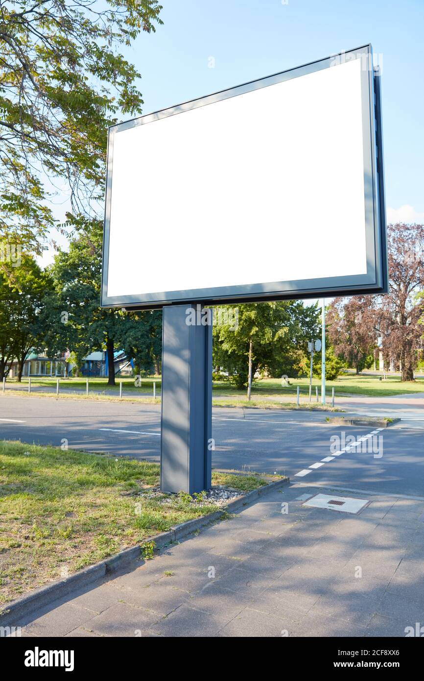 Leere Mega-Light Digital Poster Plakatwand Mock-Up Vorlage auf einer Straße Stockfoto