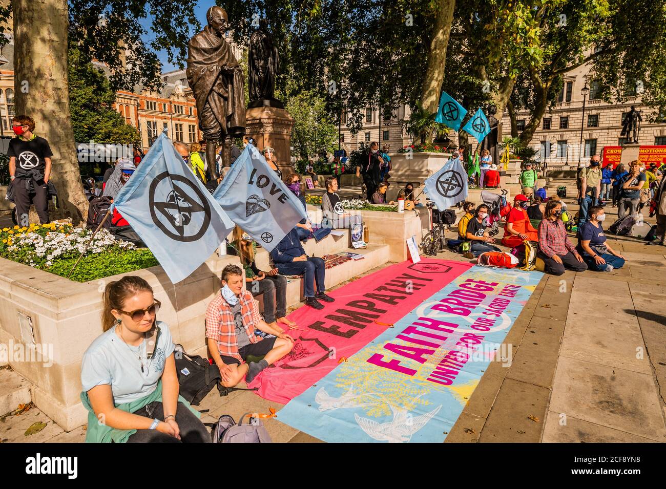 London, Großbritannien. September 2020. Die Auslöschung Rebellion Climate Justice is Migrant Justice der Protest beginnt im Parlament Squarte und geht dann zum Innenministerium, wo sich die Aktiven an den Eingang angekettet hatten. Sie "stehen solidarisch mit denen, die gezwungen sind, ihre Häuser zu verlassen, und mit denen, die weltweit in Migrationssystemen leiden". Die Lockerung des Coronavirus-Ausbruchs (Covid 19) in London dauert an. Kredit: Guy Bell/Alamy Live Nachrichten Stockfoto