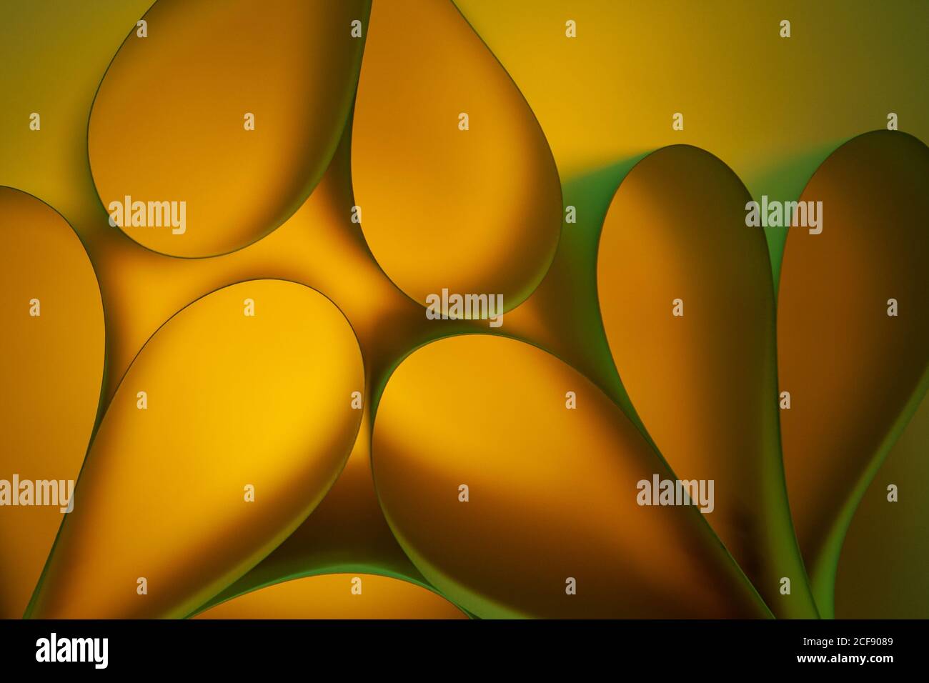Abstrakt gelber Hintergrund mit leuchtenden Blasen in verschiedenen Formen und Farben Stockfoto
