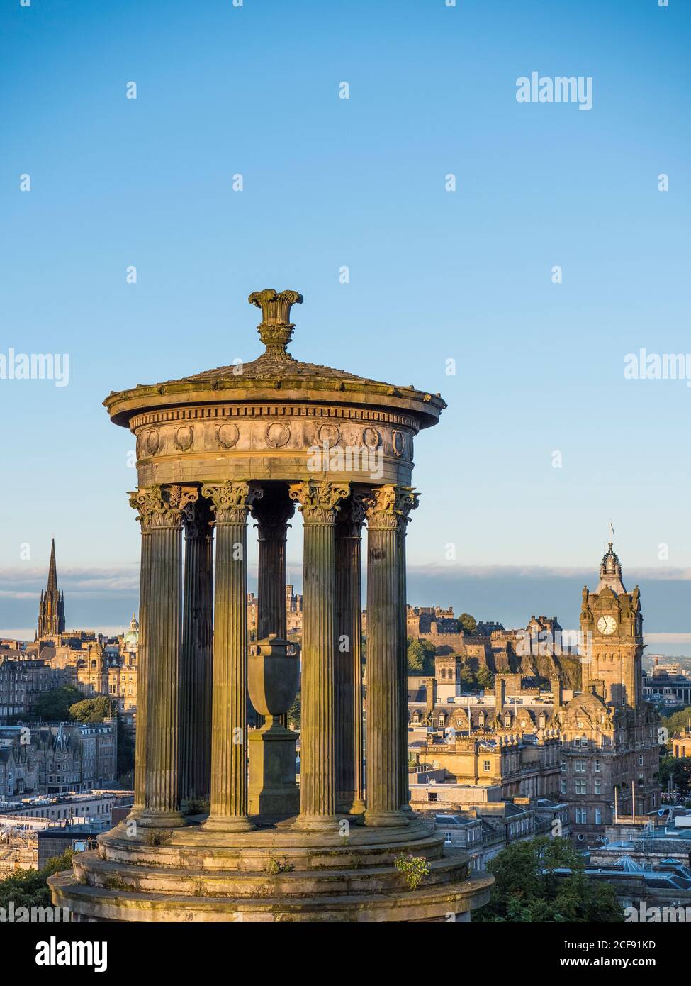Sonnenaufgang, Blick auf Dugald Stewart Monument, Edinburgh Castle und The Tower of Balmoral Hotel, Edinburgh, Schottland, Großbritannien, GB. Stockfoto