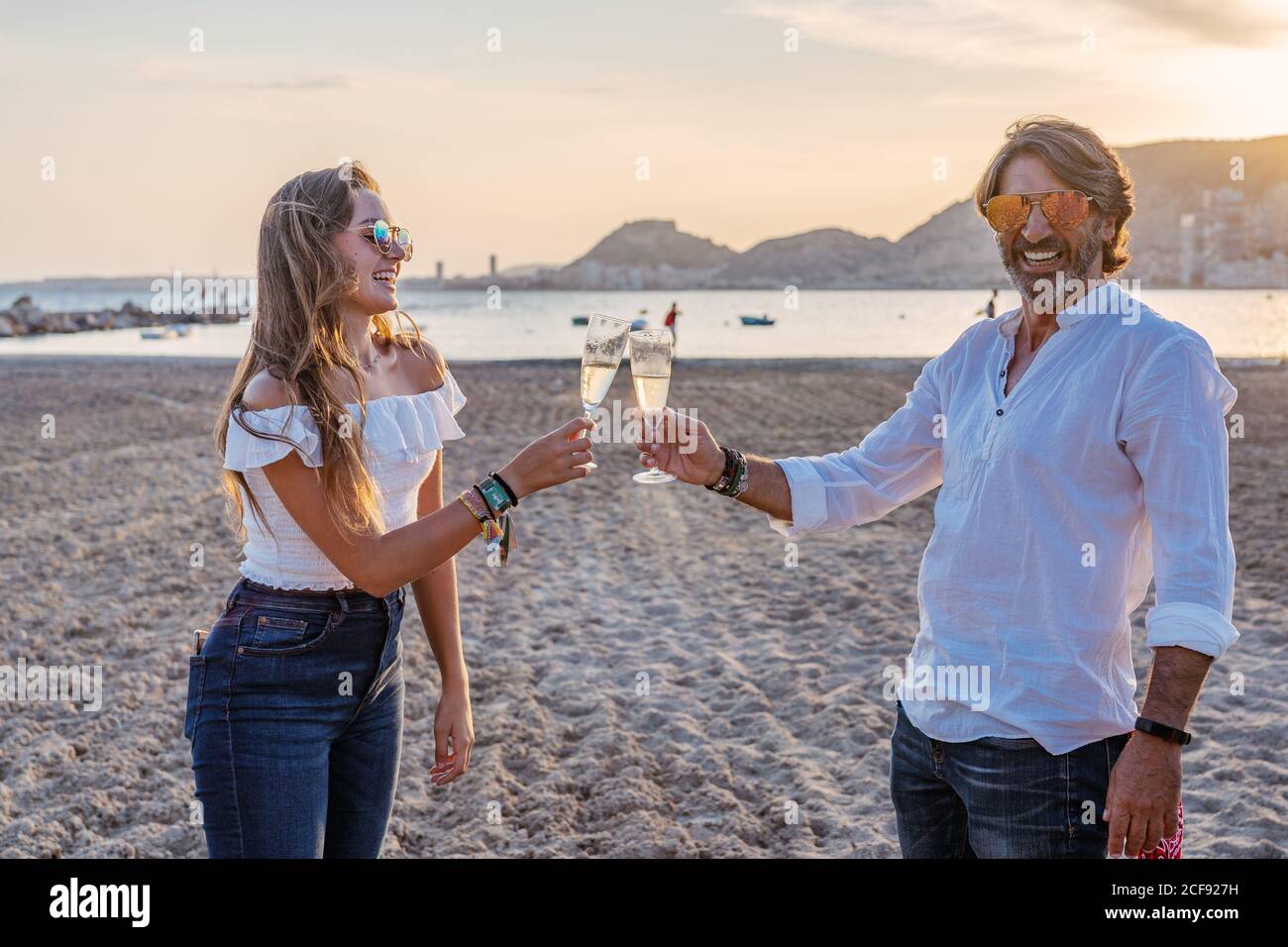 Vater und junge Tochter klirren Gläser Wein und lachen Wir feierten ein Familientreffen am Abend im Resort Stockfoto
