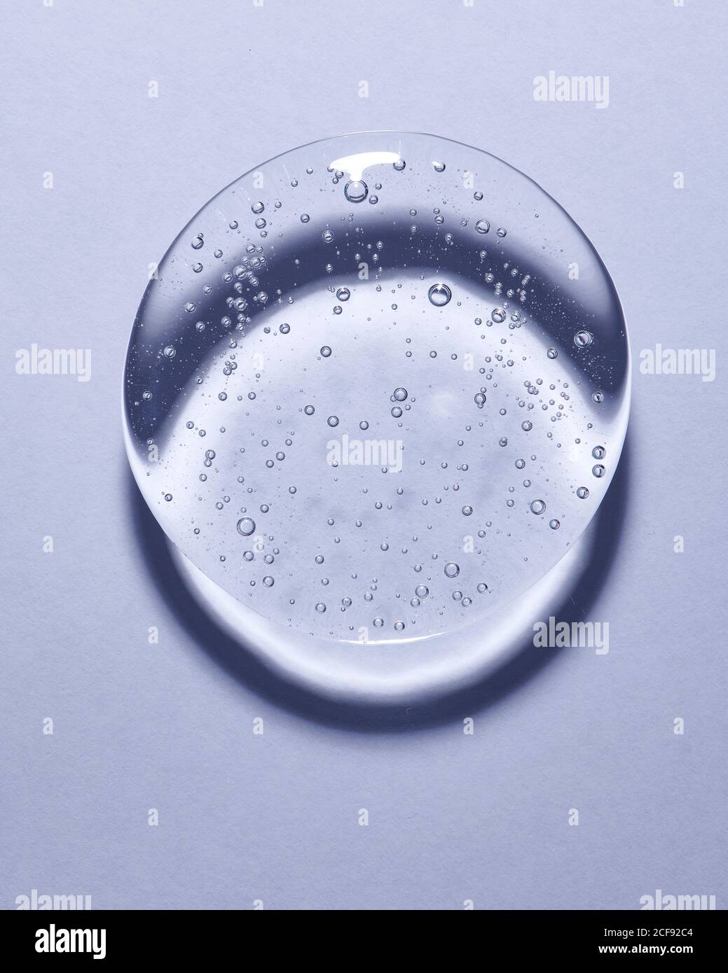 Einzelner Blob von transparentem Glycerin oder Gel. Glänzende Textur mit winzigen Blasen. Stockfoto