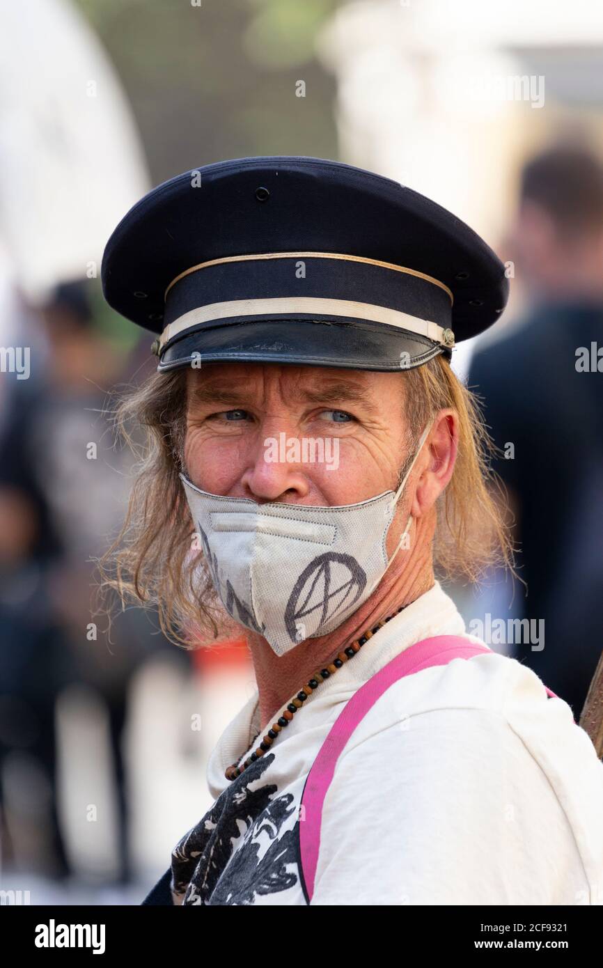 Portrait eines Protesters in Gesichtsmaske während der Extinction Rebellion Demonstration, Parliament Square, London, 1. September 2020 Stockfoto