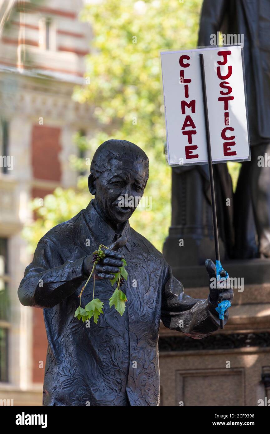 Statue von Nelson Mandela mit Protestschild während der Extinction Rebellion Demonstration, Parliament Square, London, 1. September 2020 Stockfoto