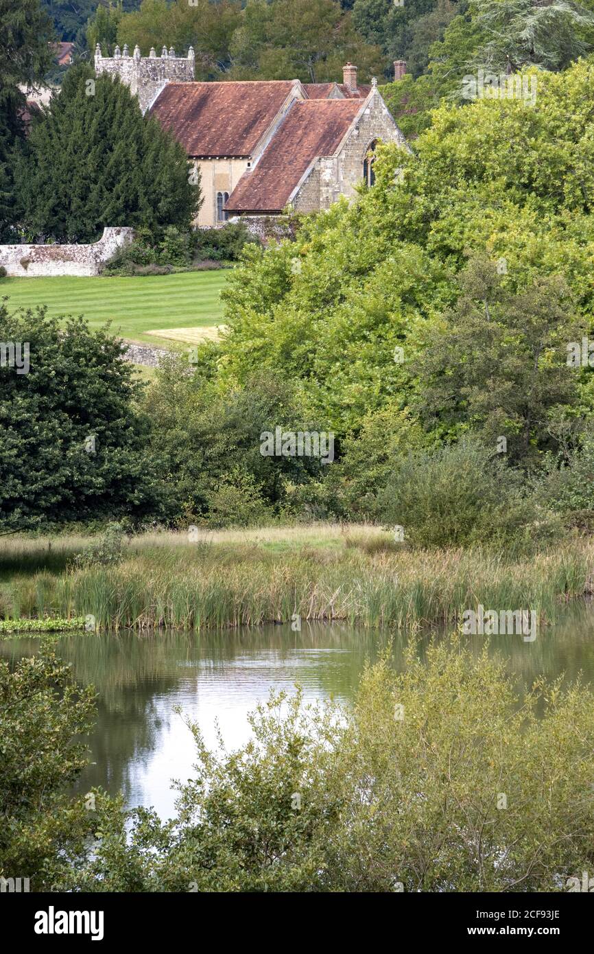 WOOLBEDING, WEST SUSSEX/UK - 1. SEPTEMBER: Blick auf die gesamte Hallows-Kirche in Woolbeding, West Sussex am 1. September 2020 Stockfoto