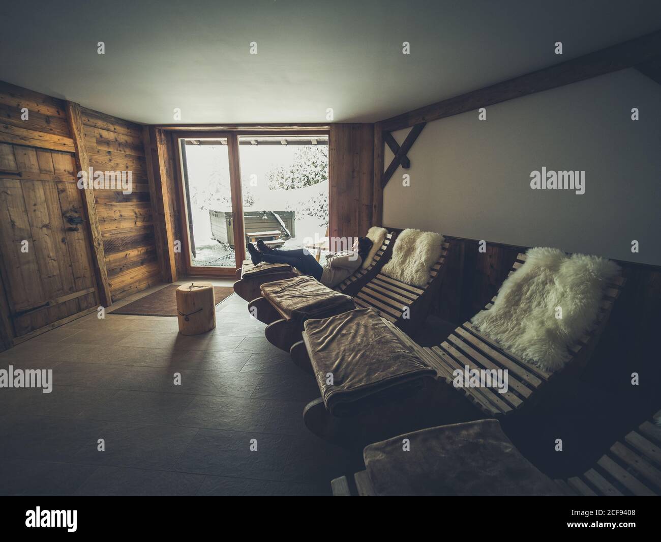 Weibliche Entspannung auf Schaukelstuhl Stockfoto