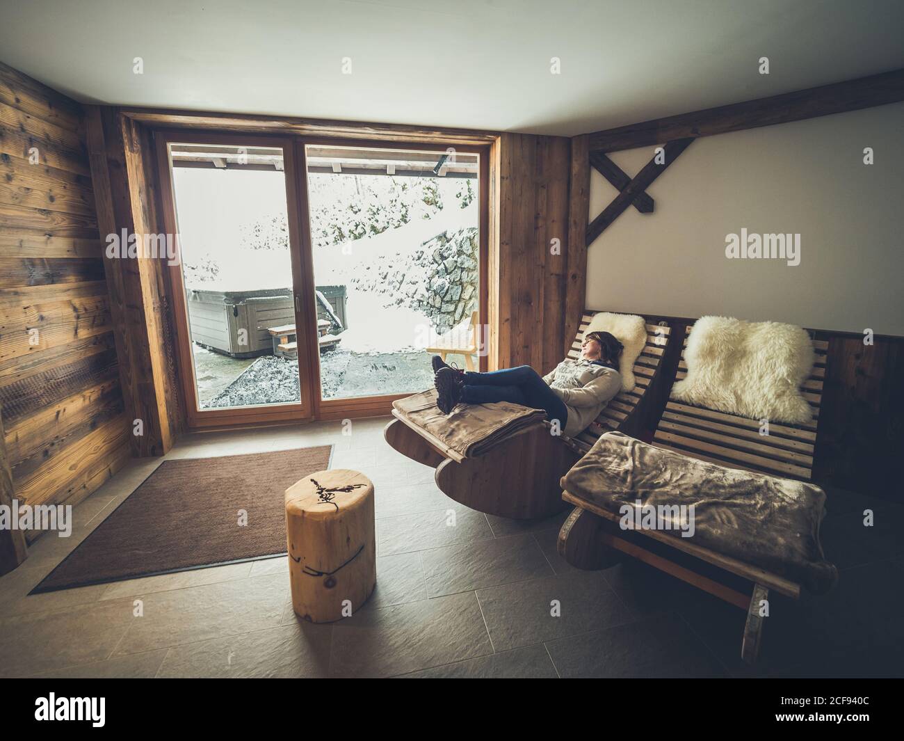 Weibliche Entspannung auf Schaukelstuhl Stockfoto