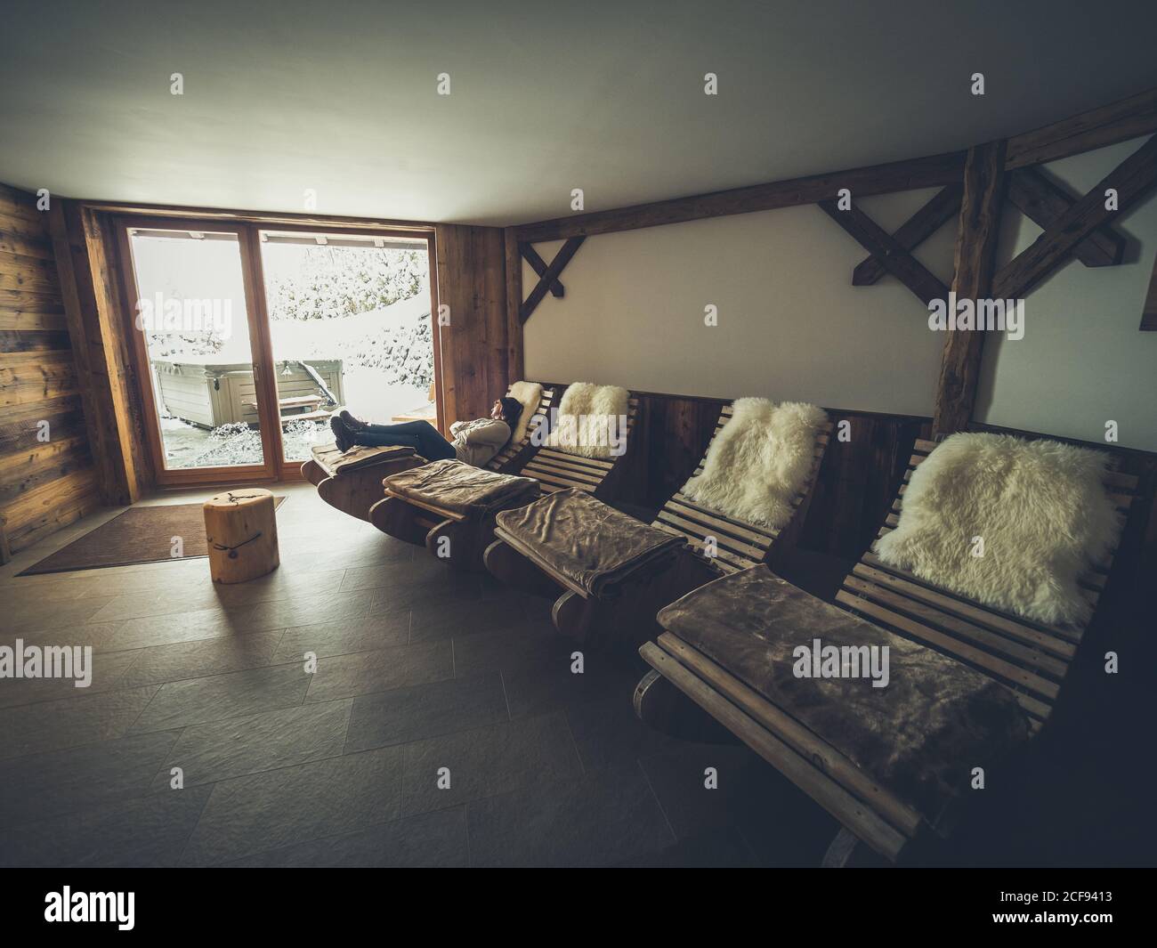 Weibliche Entspannung auf Schaukelstuhl Stockfoto