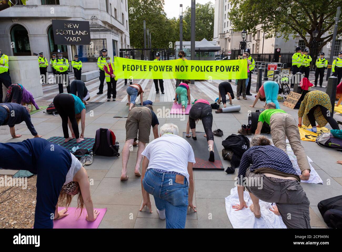Protestierende schlagen Yoga-Posen vor New Scotland Yard während der Extinction Rebellion Demonstration, Westminster, London, 1. September 2020 Stockfoto