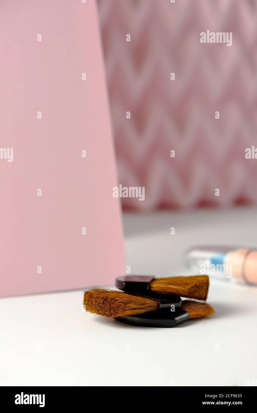 Kosmetikstifte:, Make-up blauen Eyeliner Bleistift, moderner Hintergrund mit rosa Chevron Reliefs. Make-up Konzept Stockfoto