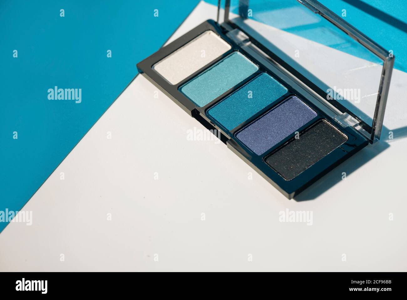 Weiche blaue Lidschatten Palette, auf geometrischem Hintergrund. Produktkonzept. Stockfoto