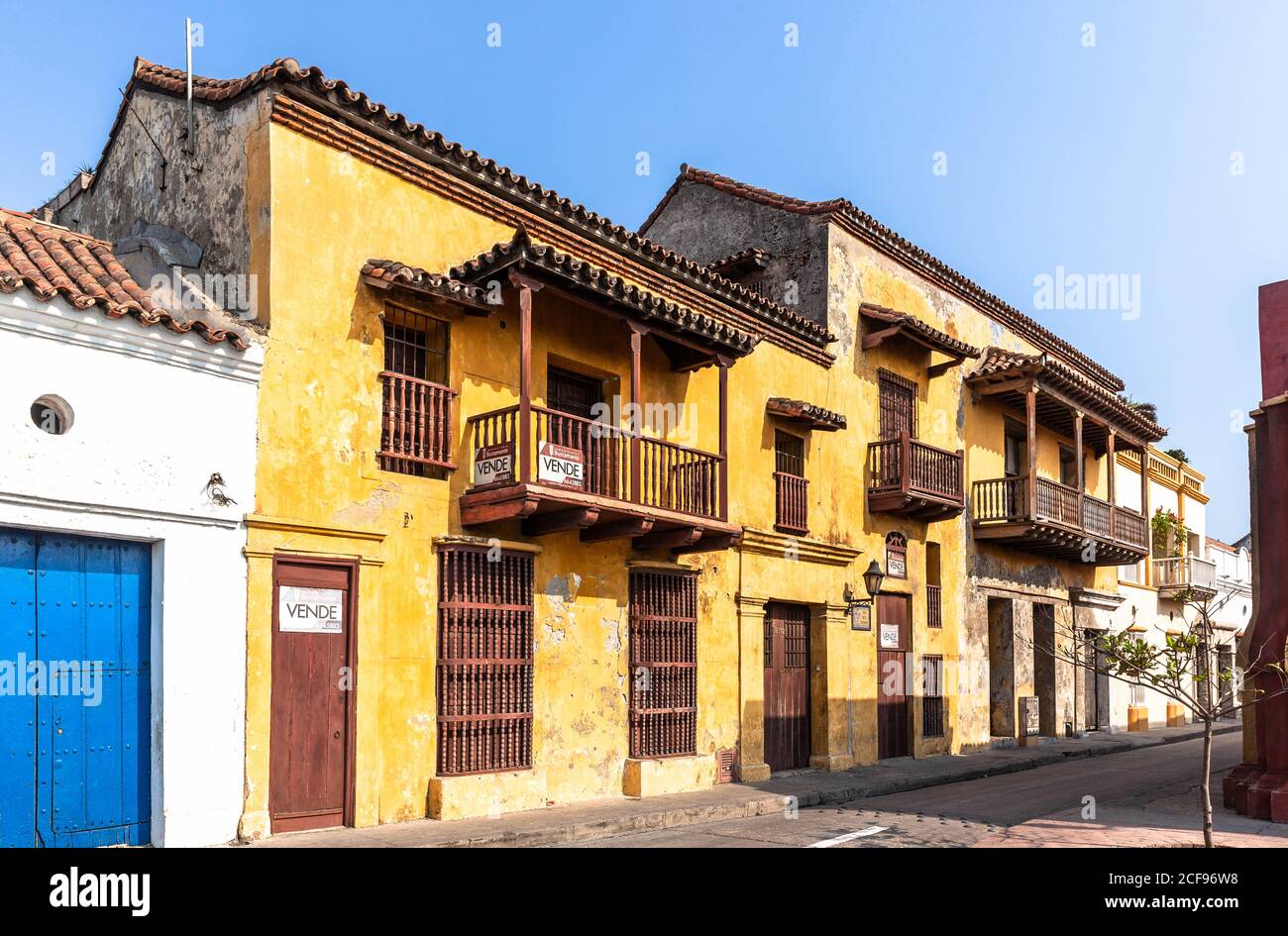 Ein zweistöckiges Haus im spanischen Kolonialstil zum Verkauf, Cartagena de Indias, Kolumbien. Stockfoto