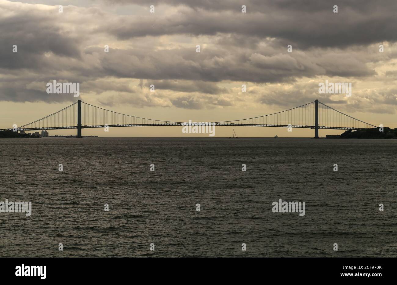 New York City, USA - 7. Oktober 2019: Die Verrazzano-Narrows Bridge in New York. Die zweistockige Hängebrücke verbindet Staten Island und Brookl Stockfoto