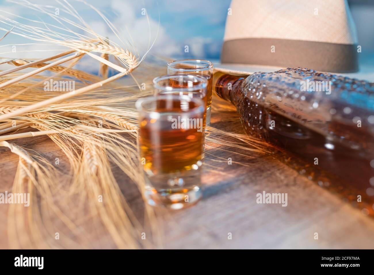 Whiskey Shots mit Hut und Weizen Stockfoto