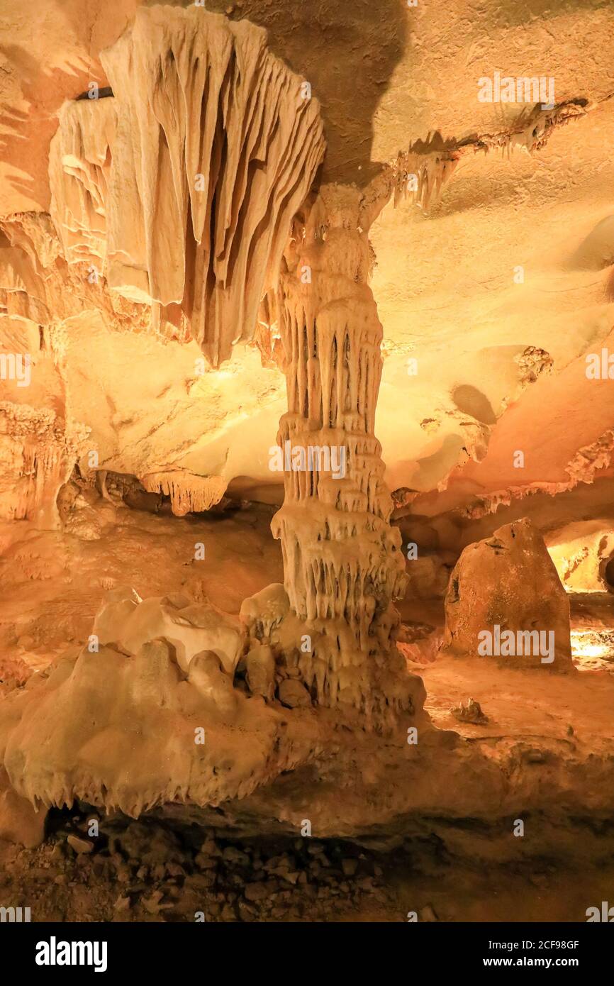 Stalaktiten und Stalagmiten in Thien Canh Son Cave, Cong do Island, Bai TU Long Bay, Halong Bay, Vietnam, Asien Stockfoto