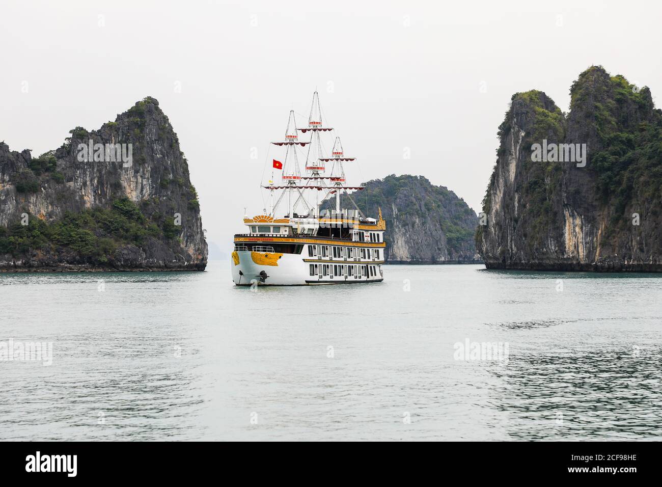 'Dragon Legend' Luxus Kreuzfahrt Junk oder Boot, Hạ Long Bay, Vietnam, Asien Stockfoto