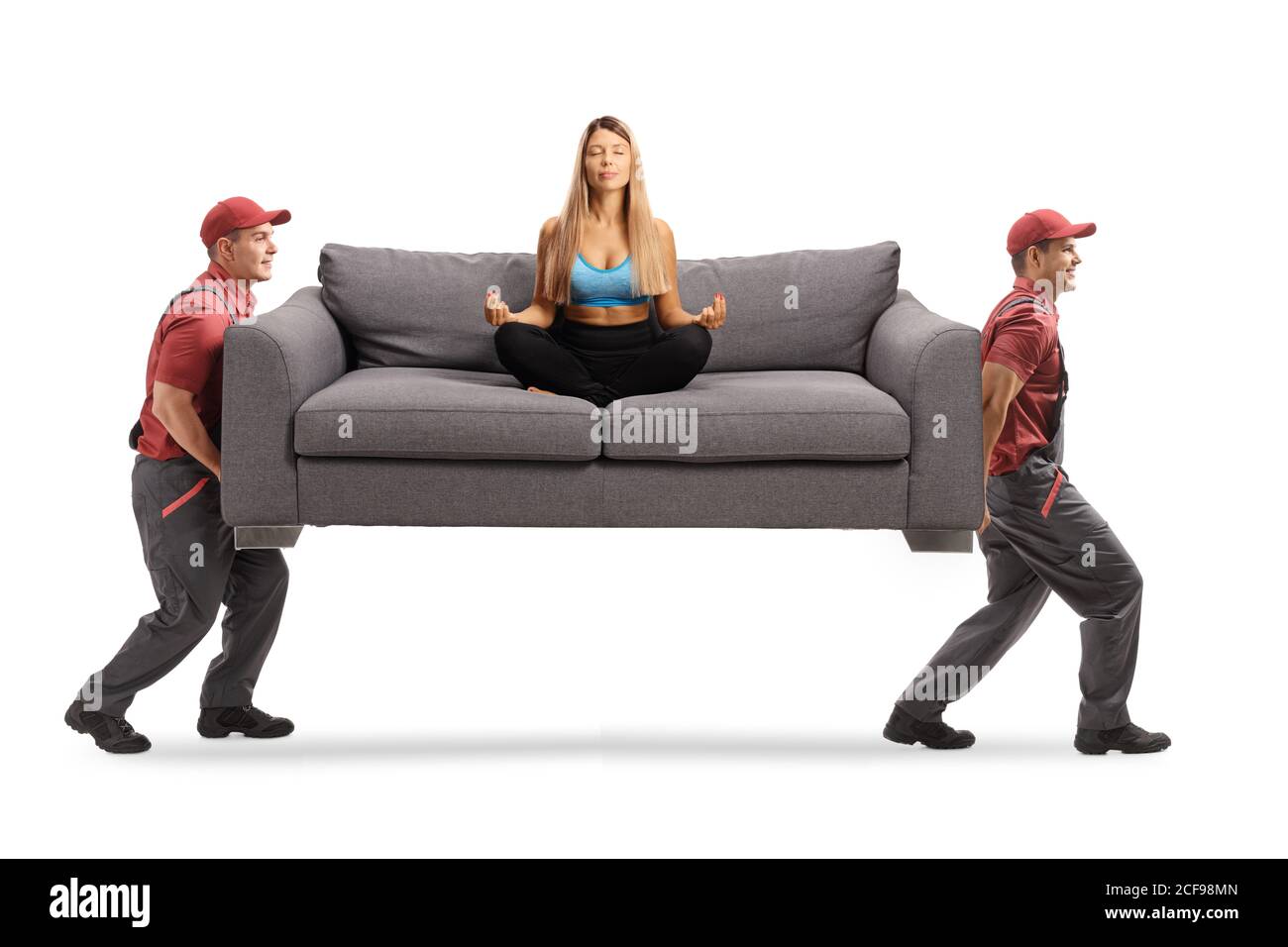Zwei Personen, die ein Sofa mit einer jungen Frau beim Üben tragen Yoga isoliert auf weißem Hintergrund Stockfoto