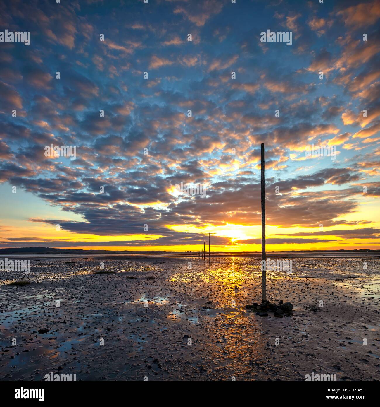 Sommeruntergang mit Blick auf den Pilgrim's Causeway auf der Holy Island of Lindisfarne, Northumberland, England, Großbritannien Stockfoto