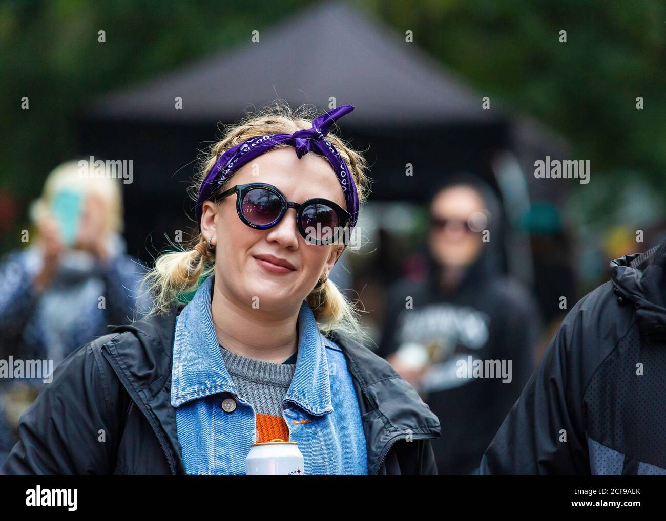 Hübsches Mädchen mit einem Kopftuch um den Kopf gebunden bei We are not a Festival Socially Distanced Event in Pippingford Park, Camping mit Festival-Atmosphäre Stockfoto