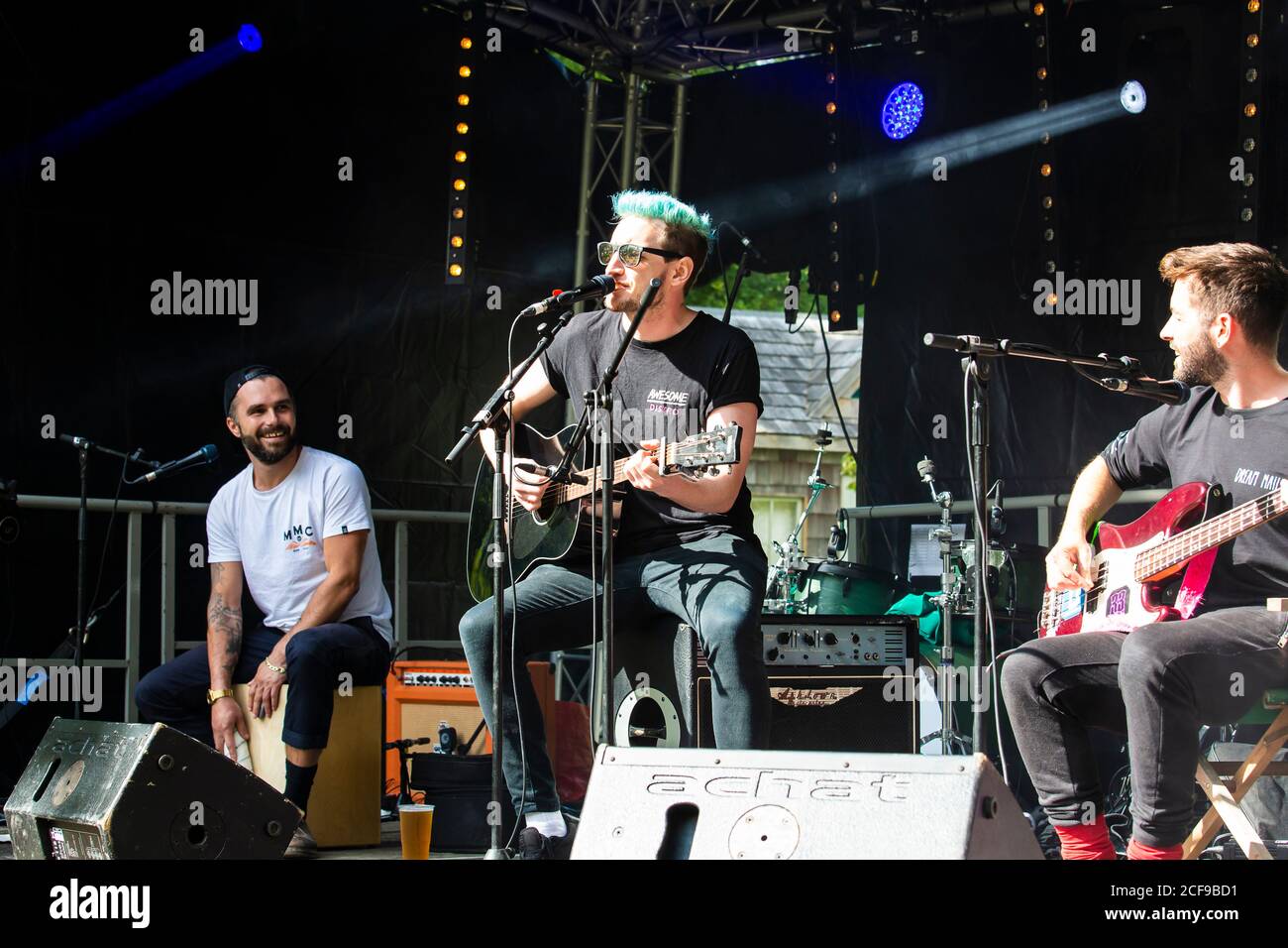 Bobby Shoebotham und Band spielen live bei We Are Not Ein Festival sozial distanzierte Veranstaltung in Pippingford Park - Camping Mit Festivalatmosphäre Stockfoto