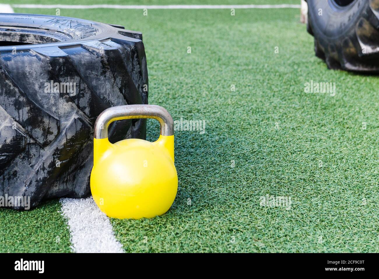 Trainingsgeräte für das Training auf grüner Wiese Stockfoto