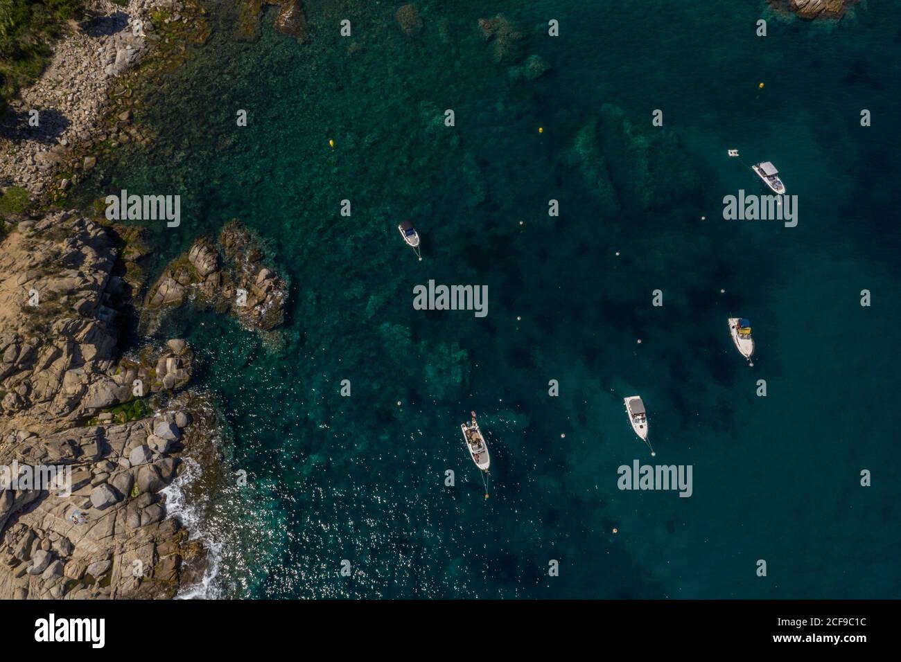 Luftaufnahme von Booten, die an der Costa Brava in der Nähe von Palamos, Katalonien, Spanien festgemacht sind Stockfoto