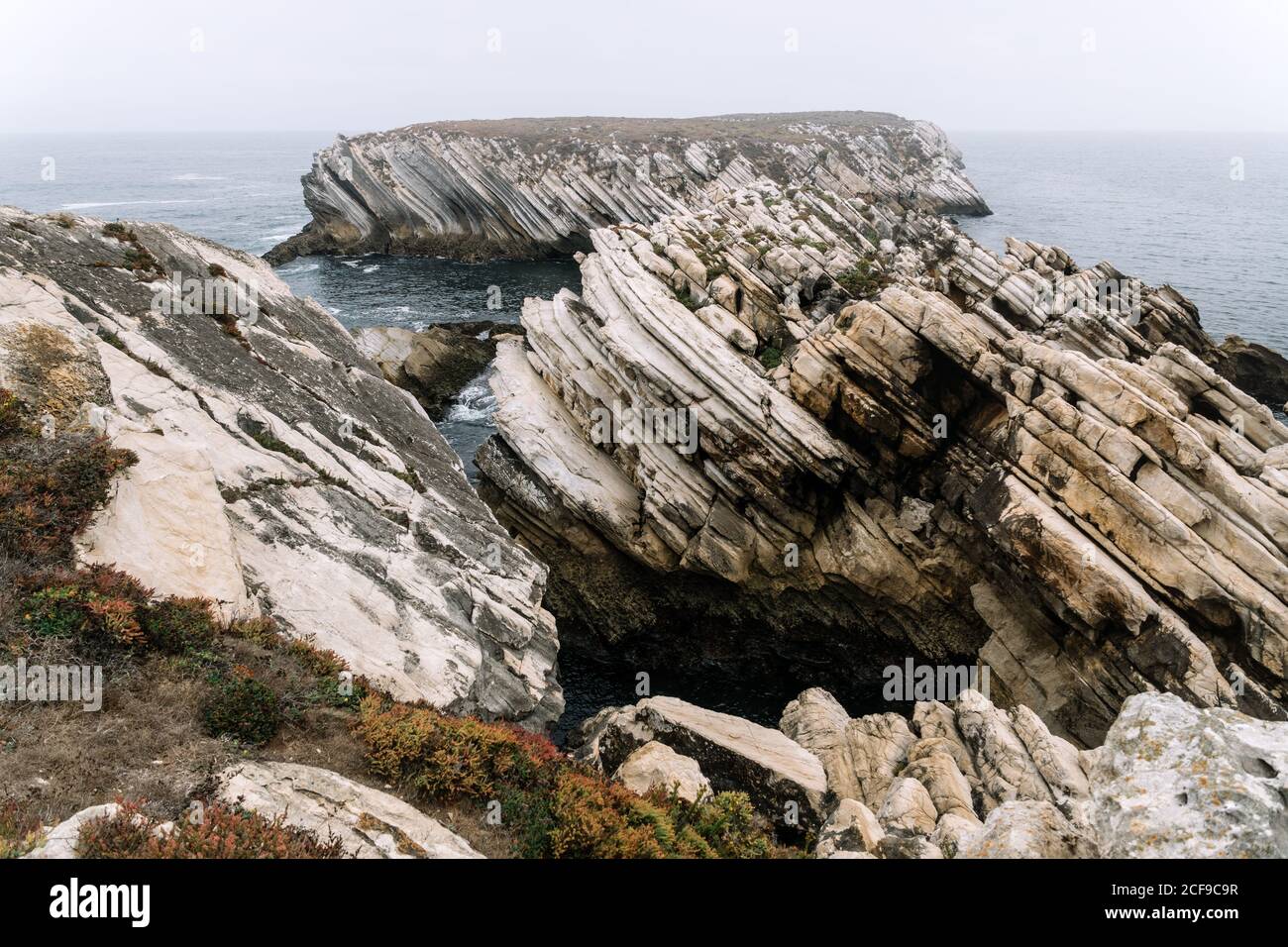 Felsformationen auf der Insel Baleal an der Atlantikküste in einem nebligen Tag. Peniche, Portugal Stockfoto