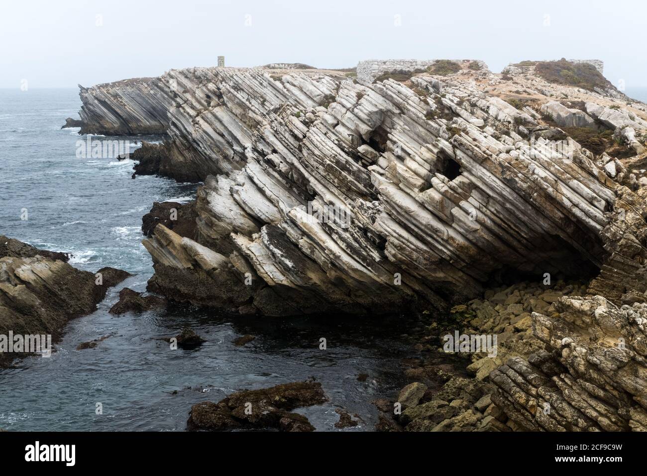 Felsformationen auf der Insel Baleal an der Atlantikküste in einem nebligen Tag. Peniche, Portugal Stockfoto