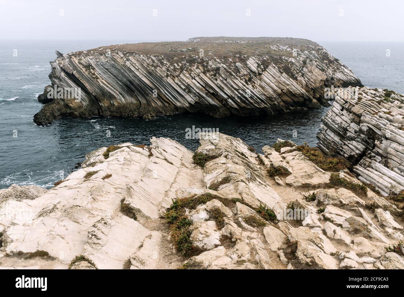 Felsformationen auf der Insel Baleal an der Atlantikküste in einem nebligen Tag. Peniche, Portugal Stockfoto
