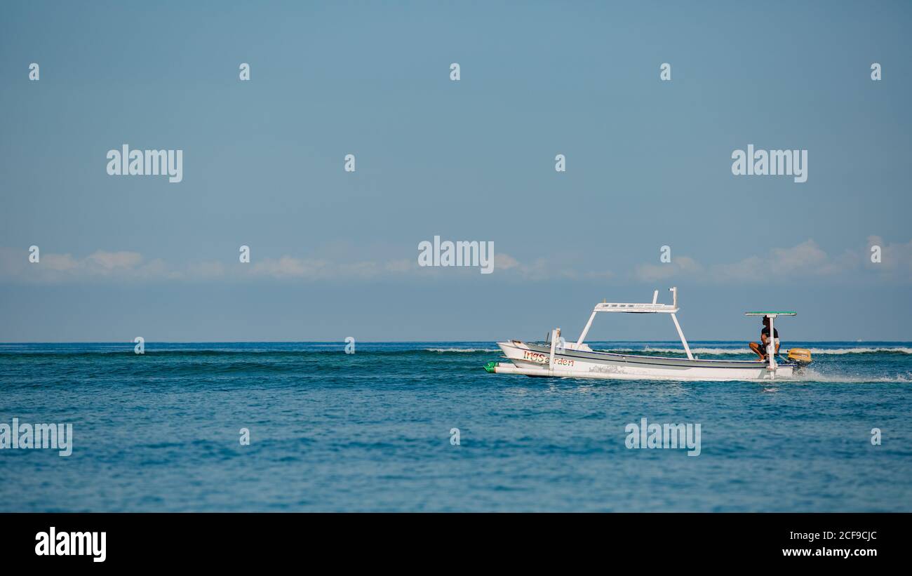Kleines Boot schwimmt auf dem Wasser vor dem Hintergrund der Berge. Hochwertige Fotos Stockfoto