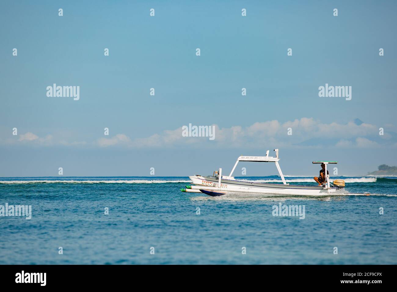 Kleines Boot schwimmt auf dem Wasser vor dem Hintergrund der Berge. Hochwertige Fotos Stockfoto