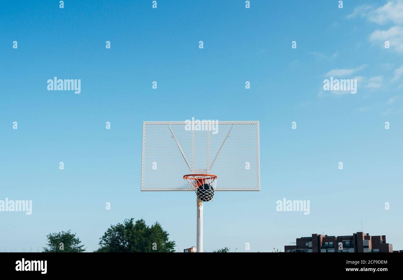 Ball in den Korb im Outdoor-Basketballplatz und schwarzen Ball Stockfoto
