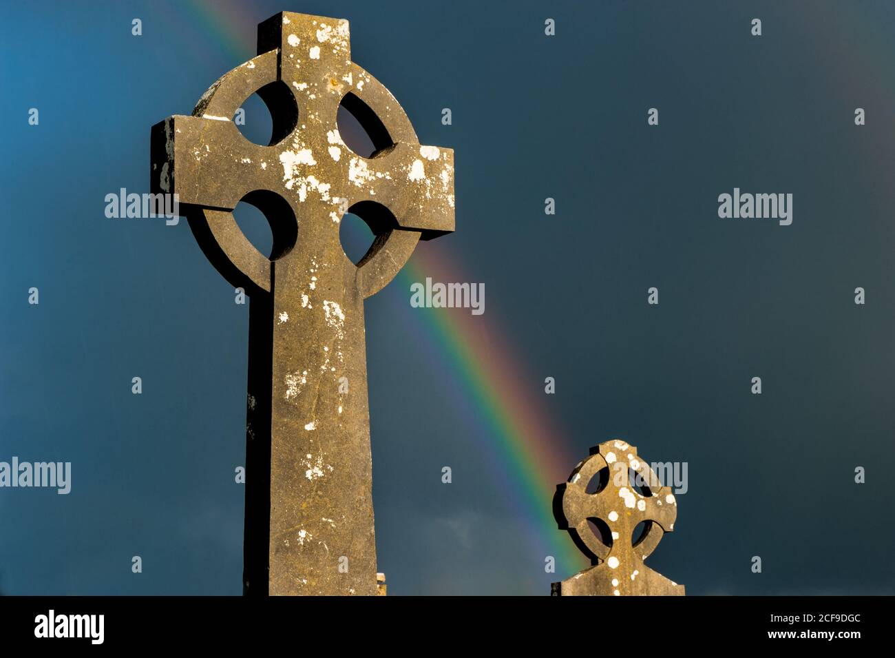 Regenbogen über alten keltischen Kreuz irischen Friedhof Stockfoto