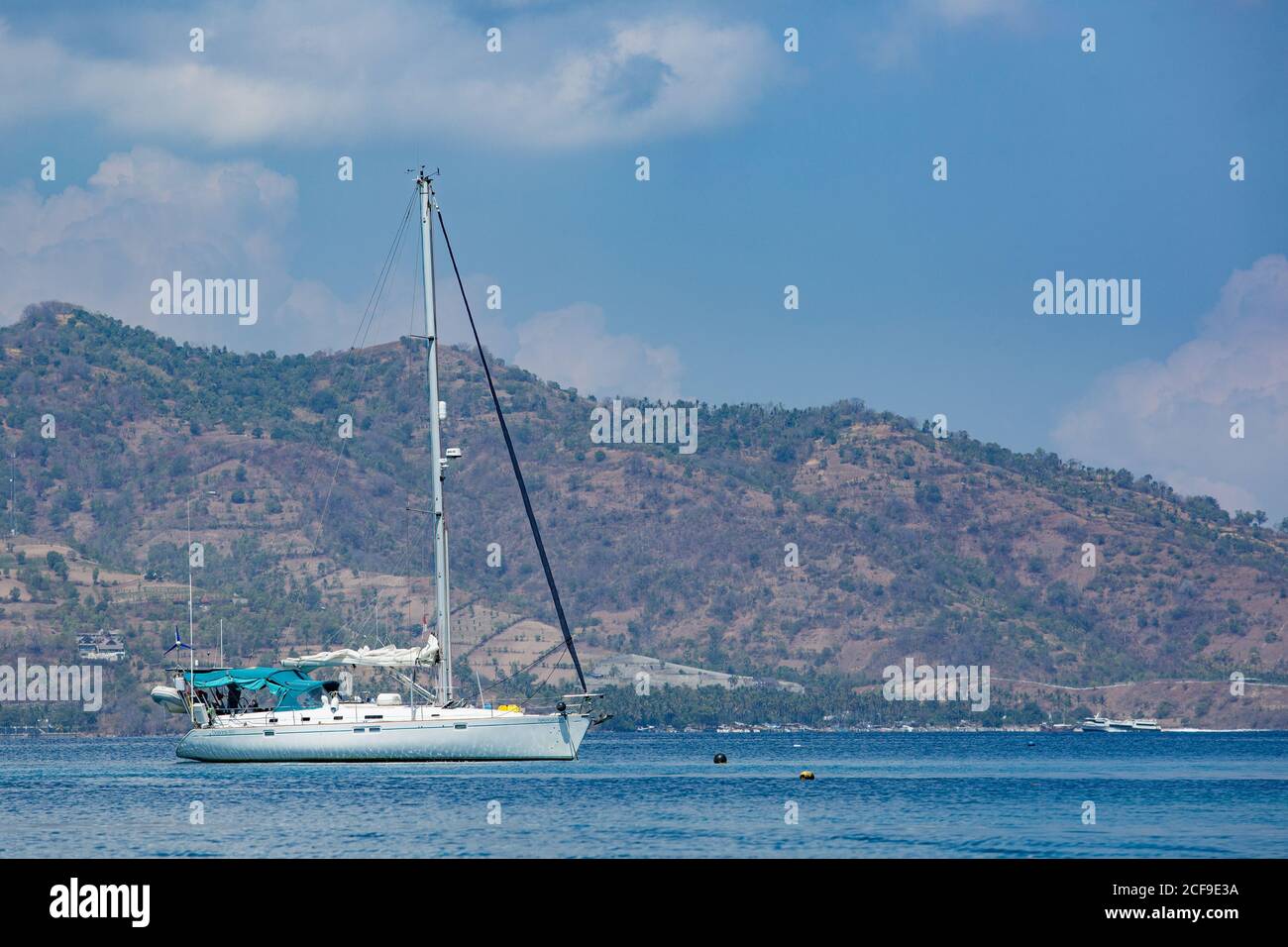 Weiße Yacht auf einem Hintergrund von Bergen. Hochwertige Fotos Stockfoto