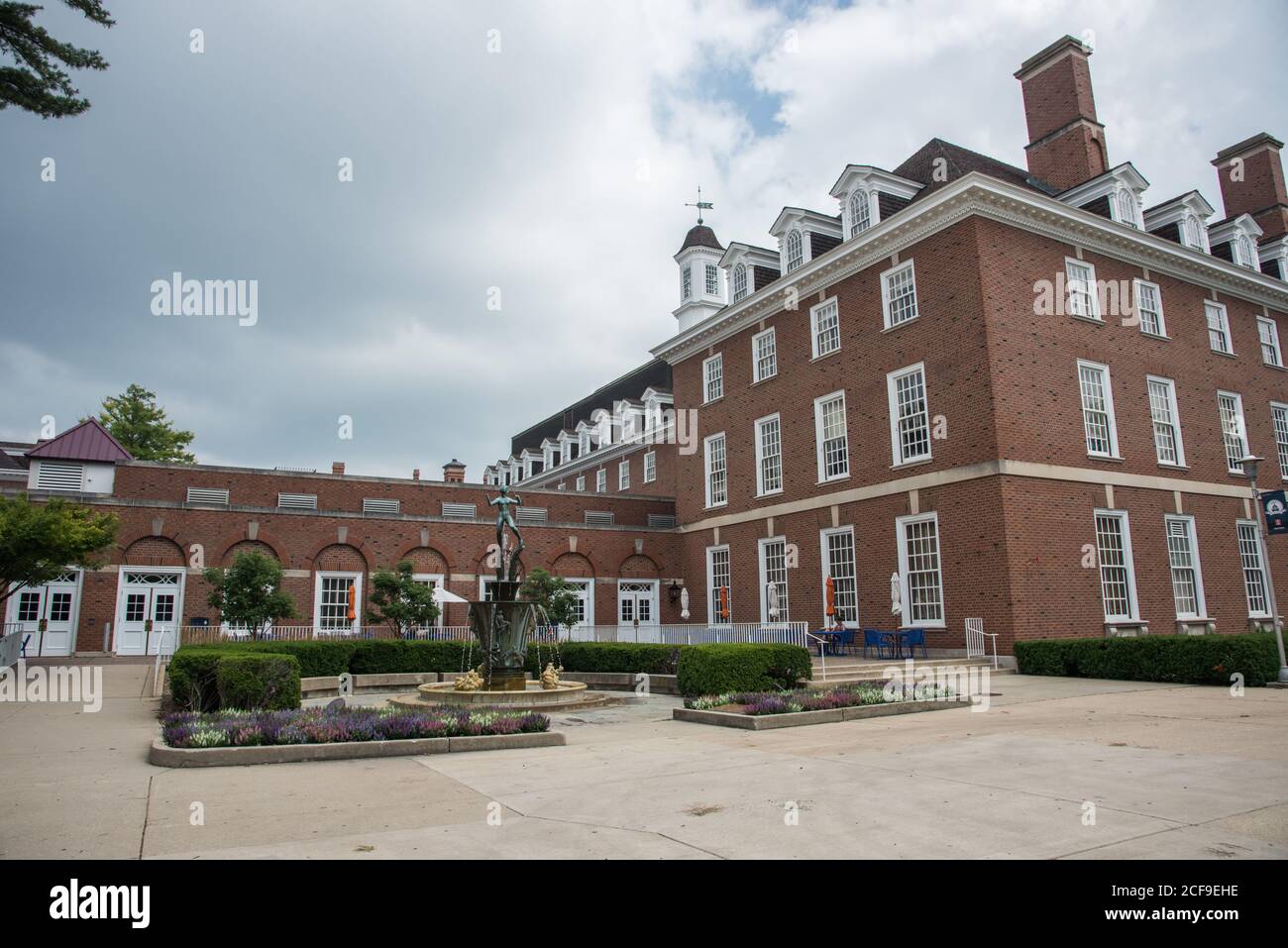 Champaign-Urbana, IL, Vereinigte Staaten-April 30, 2014: University of Illinois Student Illini Union Building with Fountain in Champaign-Urbana, Illinois Stockfoto