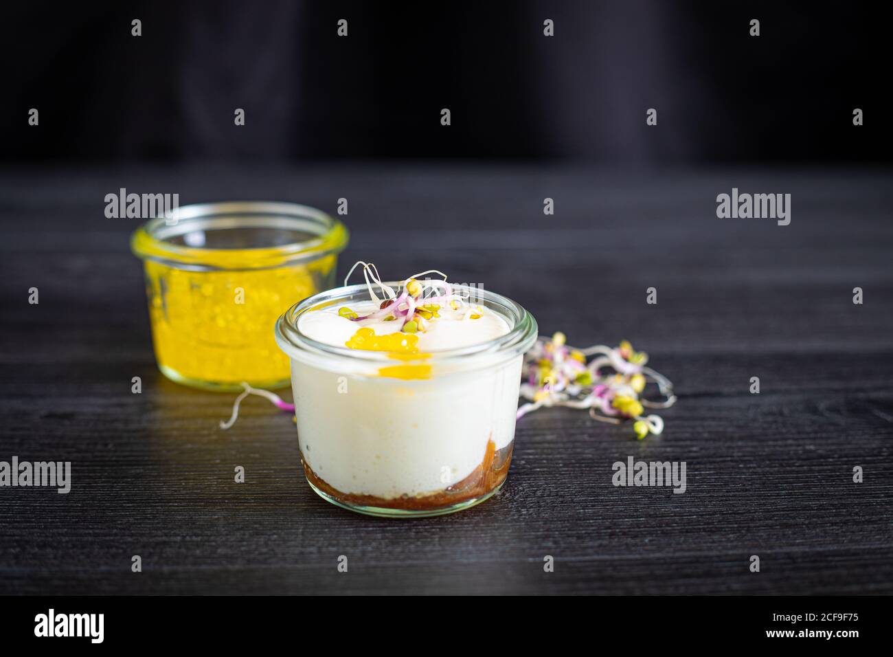 Mousse von Ziegenkäse karamellisierte Zwiebel und extra vergine Oliven Ölkaviar Stockfoto
