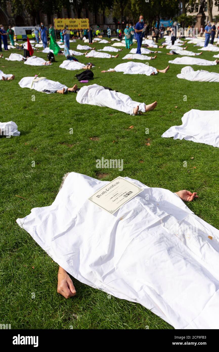 'Climate Corpses' Doctor's for Extinction Rebellion Demonstration, Parliament Square, London, 2. September 2020 Stockfoto
