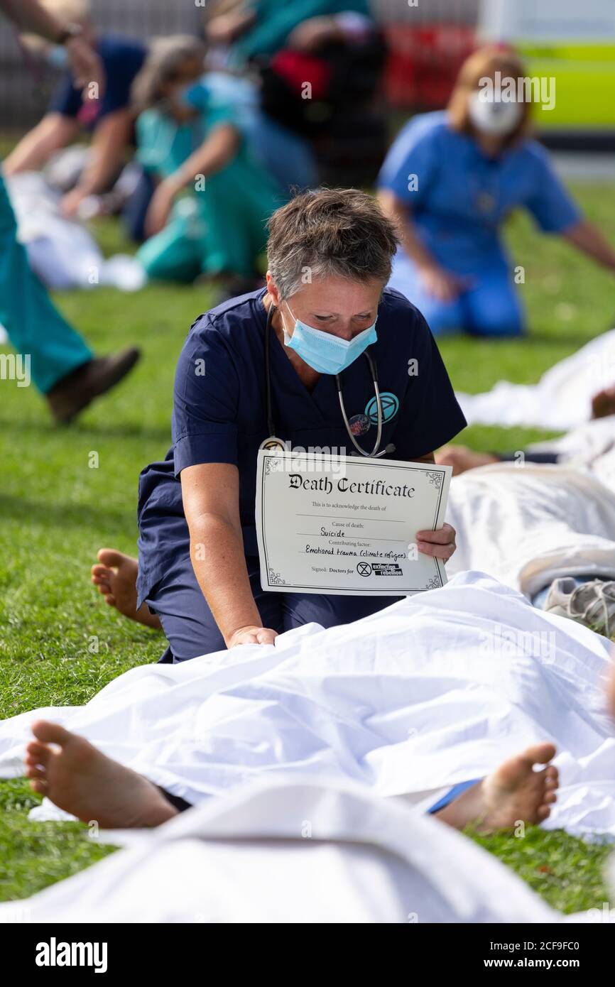 'Climate Corpses' Doctor's for Extinction Rebellion Demonstration, Parliament Square, London, 2. September 2020 Stockfoto