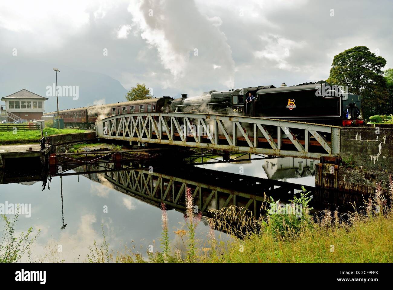 Die Jacobite Dampfzug über Banavie Railway Schaukelbrücke, auf dem Weg nach Mallaig. Stockfoto